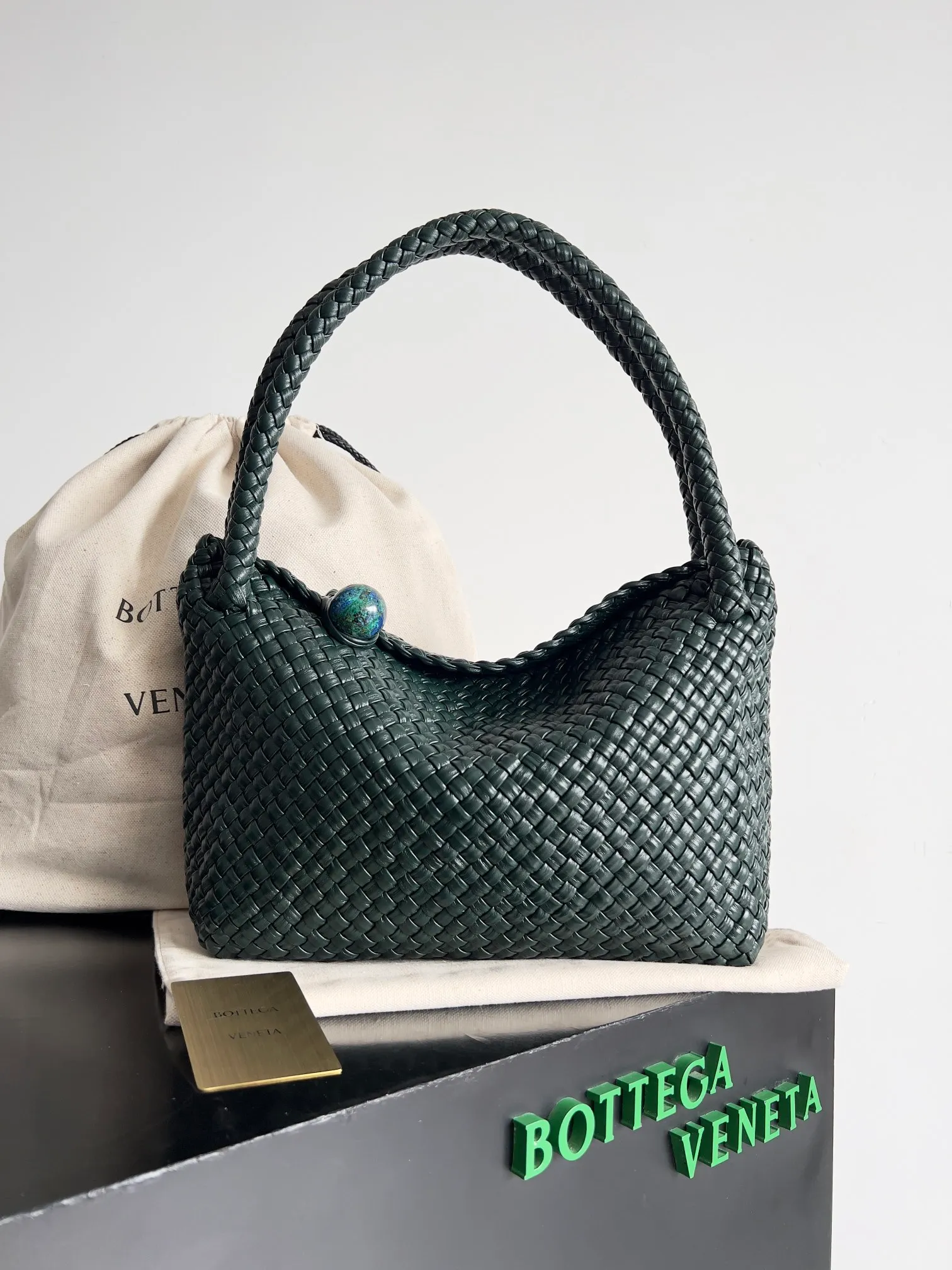 Batch 5960 BV collectible small woven handbags are really YYDS!! Bottega Veneta’s most classic small woven handbags are back! ! We use the highest quality leather with the highest craftsmanship❤️ to create the most expensive works. We have created the original Intrecciato leather weaving process❤️ This unique traditional exclusive leather weaving method has not only become our logo but also reflects the time-consuming and labor-intensive craftsmanship of our products❤️ The new TOSCA handbag must be a selection worth collecting🆕⚠️⚠️Babies, malachite can be sold separately and can be assembled by yourself Style number: 716974 Size: 27*9*18cm